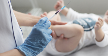 Bambino riceve dose di vaccino per l'epatite b