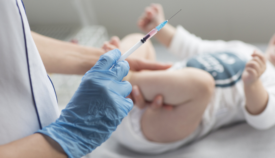 Bambino riceve dose di vaccino per l'epatite b