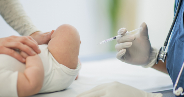Bambino riceve il vaccino esavalente