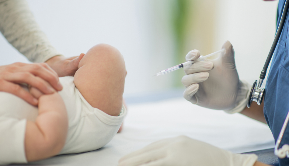 Bambino riceve il vaccino esavalente