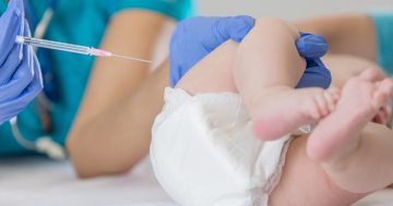 Bambino riceve il vaccino per il tetano