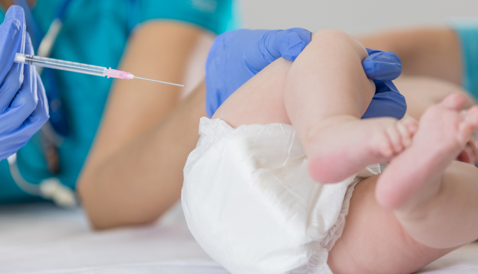 Bambino riceve il vaccino per il tetano