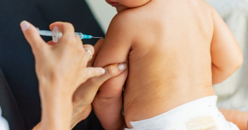 Bambino riceve una dose di vaccino per la varicella