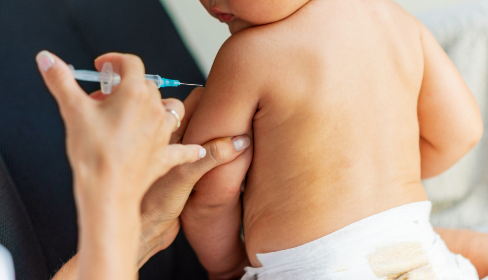Bambino riceve una dose di vaccino per la varicella
