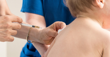Bambino riceve la vaccinazione antitetanica