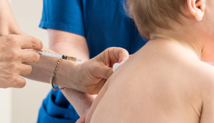 Bambino riceve la vaccinazione antitetanica