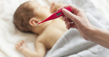 Bambino con febbre in estate