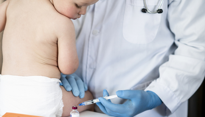 Bambino riceve vaccino DTPa