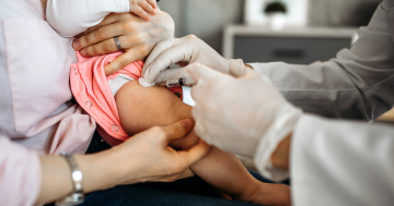 Bambina riceve dose di vaccino contro l'epatite B