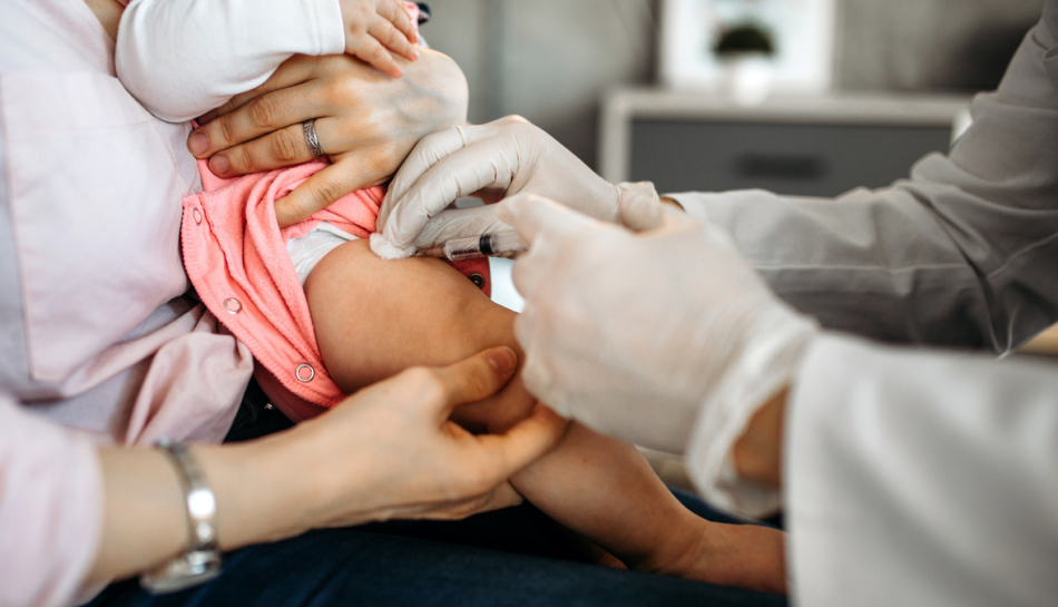 Bambina riceve dose di vaccino contro l'epatite B