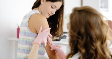 Ragazza riceve il vaccino per l'hpv