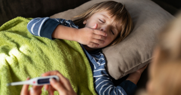 Bambino con i sintomi della klebsiella