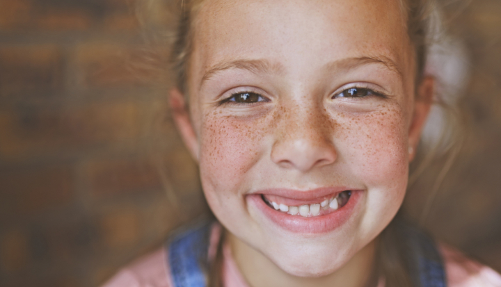 Bambina con lentiggini