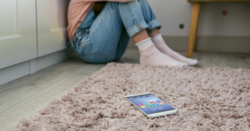 Adolescente vittima di cyberbullismo