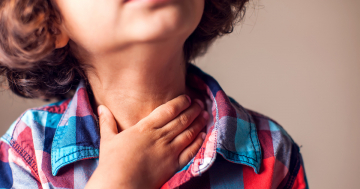 Bambino con mal di gola