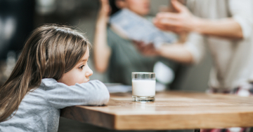 Bambina assiste a un litigio tra i genitori