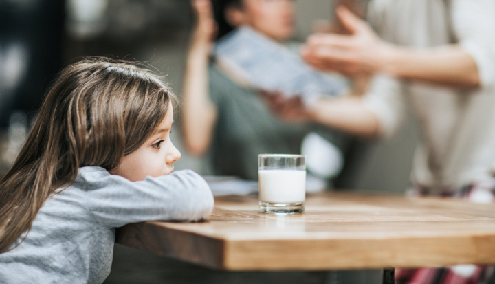 Bambina assiste a un litigio tra i genitori