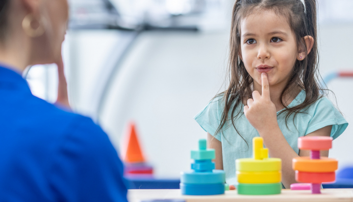 Bambina durante una seduta di logopedia