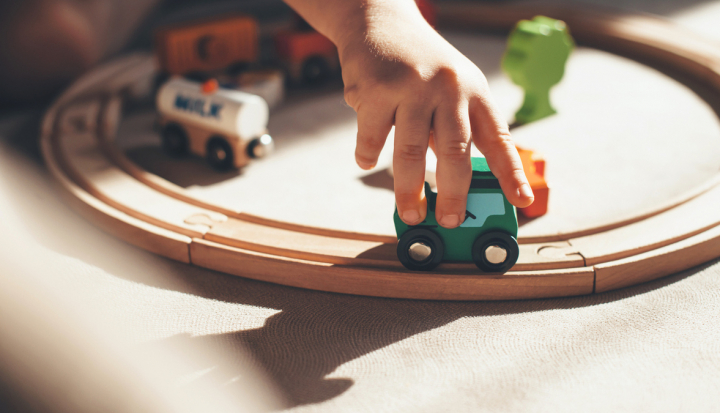 Bambino gioca con la pista di macchinine