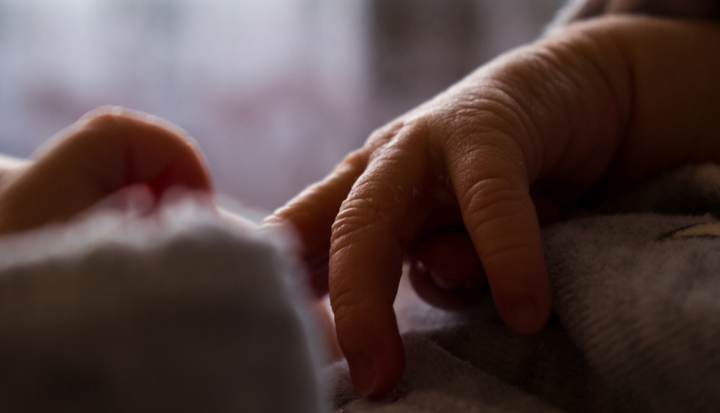 Dettaglio delle mani di un neonato