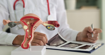 Medico controlla l'ecografia della paziente