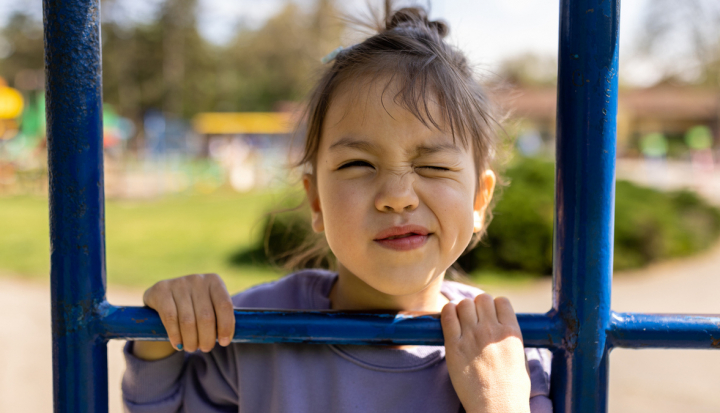 Bambina al parco, strizza l'occhio verso l'obiettivo