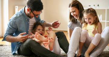 Famiglia gioca in casa