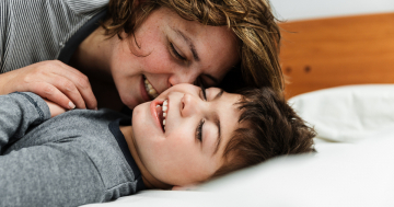 Bambino con paralisi cerebrale gioca con la mamma