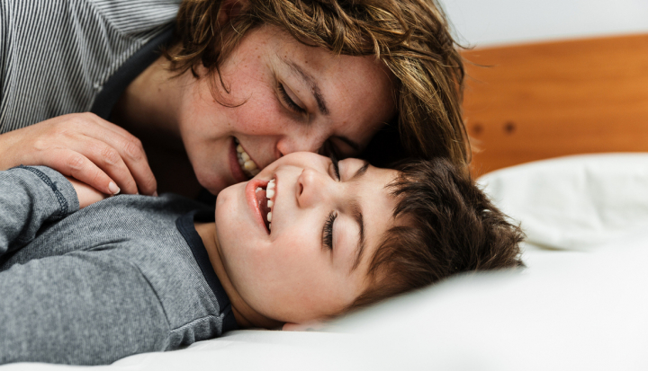 Bambino con paralisi cerebrale gioca con la mamma