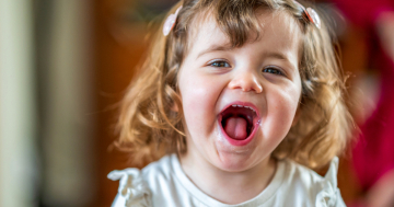 Bambina sorride all'obiettivo