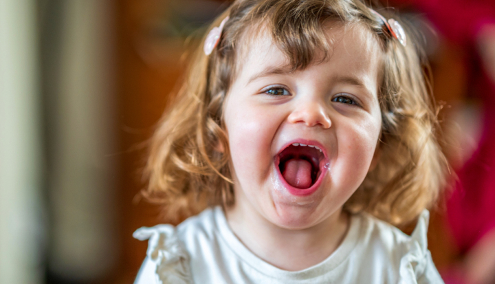 Bambina sorride all'obiettivo