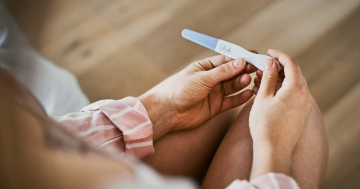 Donna legge il risultato negativo di un test di gravidanza