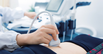 Donna effettua ecografia per l'endometriosi