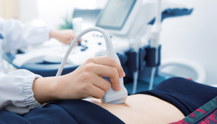 Donna effettua ecografia per l'endometriosi