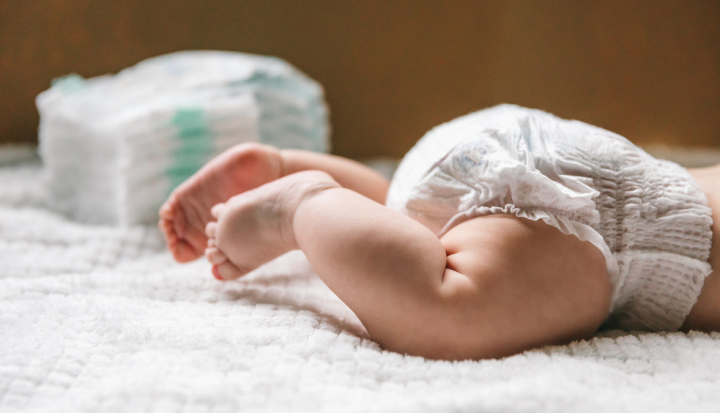 Bambino con indosso il pannolino