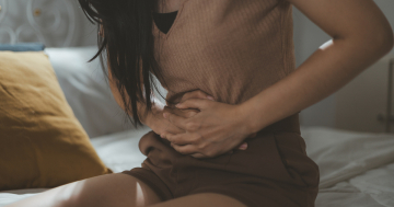 Donna che soffre di adenomiosi
