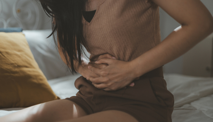Donna che soffre di adenomiosi