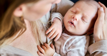 Neonato di un mese tra le braccia della madre