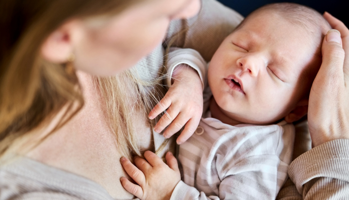 Neonato di un mese tra le braccia della madre