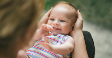 Neonato di 2 mesi sorride