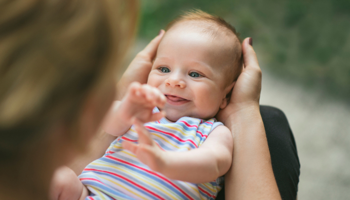 Neonato di 2 mesi sorride