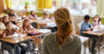 Insegnante spiega alla classe